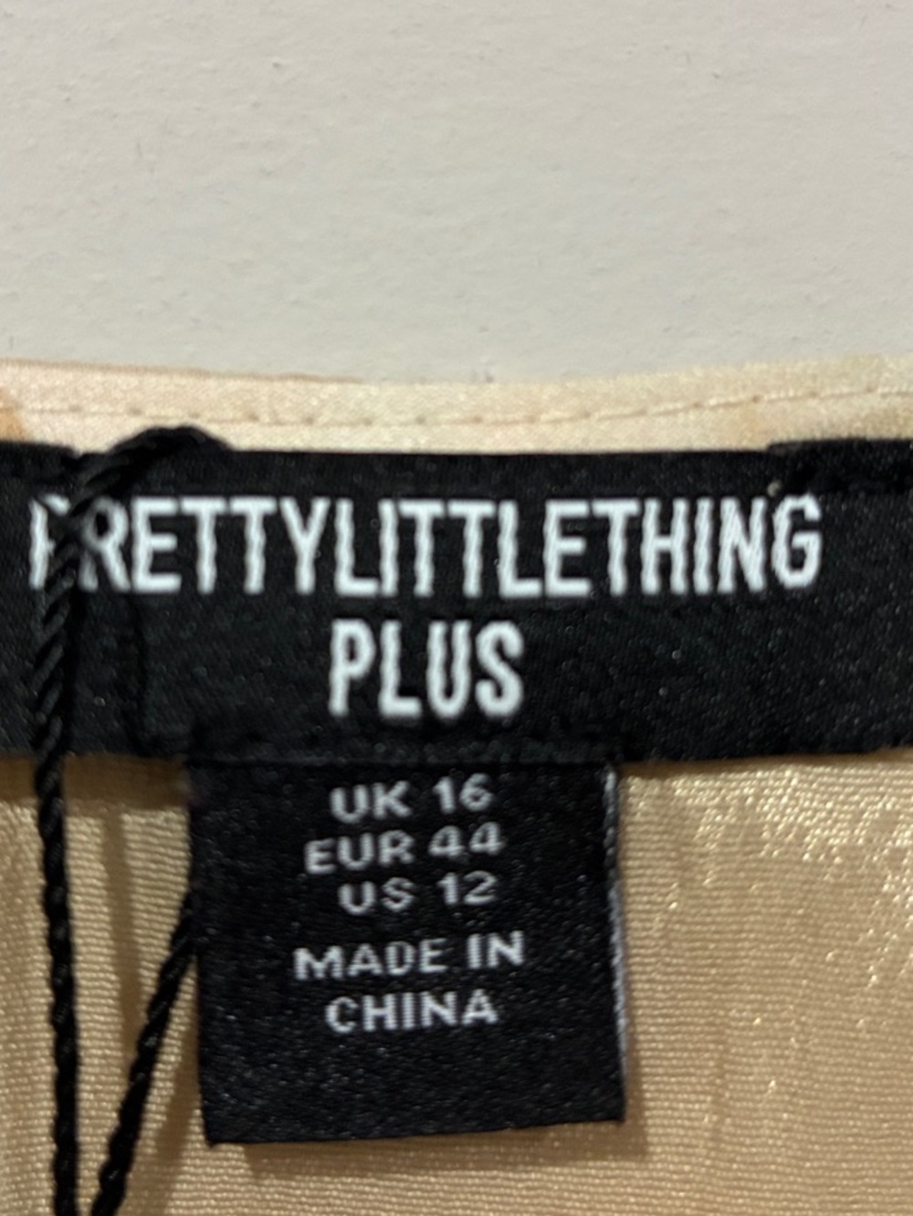 Pretty Little Things NWOT Flowy Ruffled V-Neck Dress Vintage Classic Look - Picture 2 of 8
